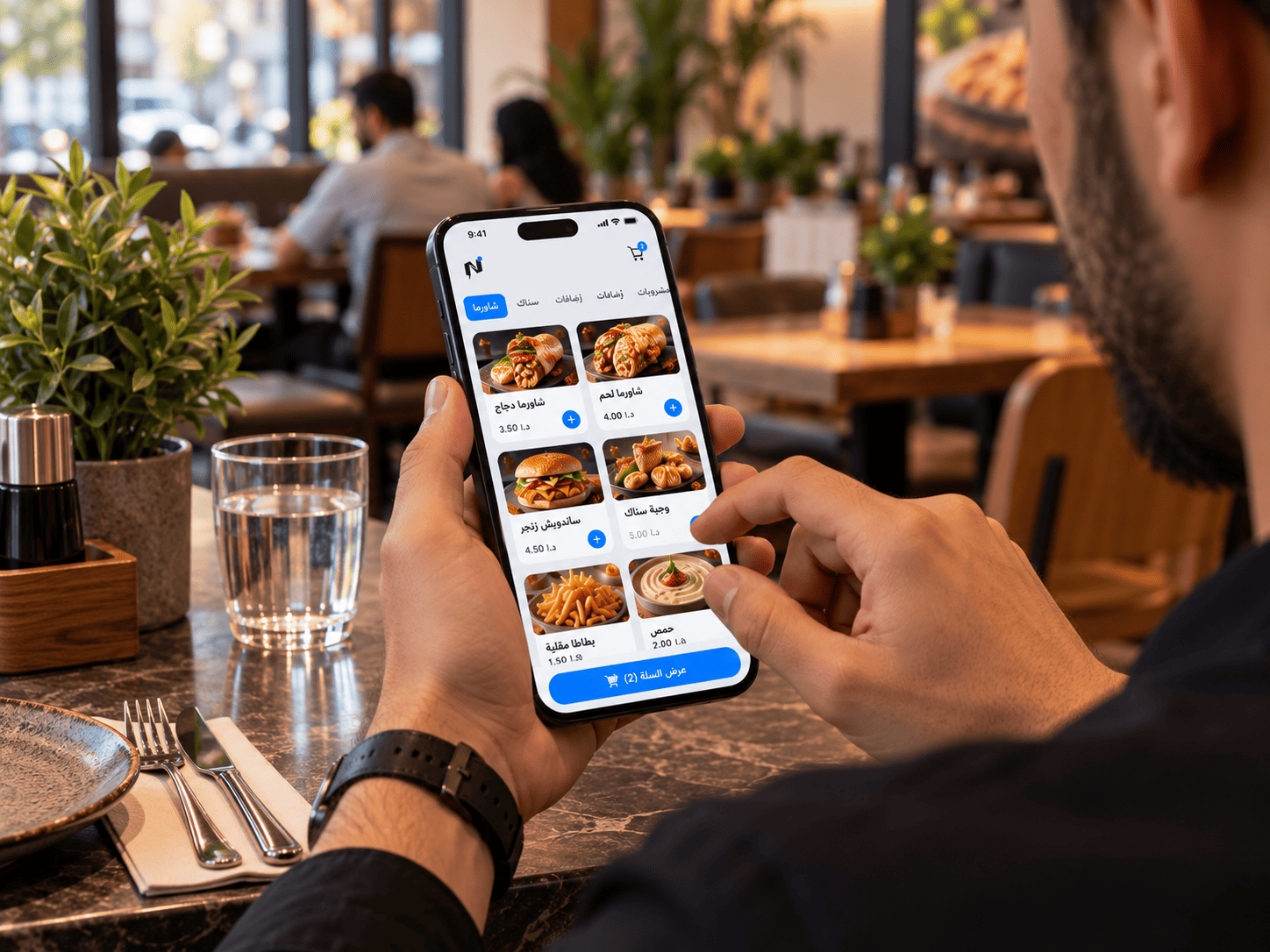 شاشة المنيو الإلكتروني في Notify Restaurant أثناء اختيار العميل لأصناف وإضافات من هاتفه
